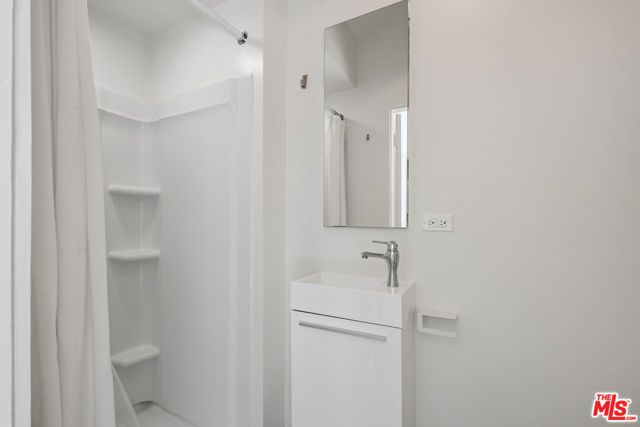 2213 Arizona Avenue, Santa Monica, CA 90404