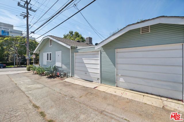2213 Arizona Avenue, Santa Monica, CA 90404