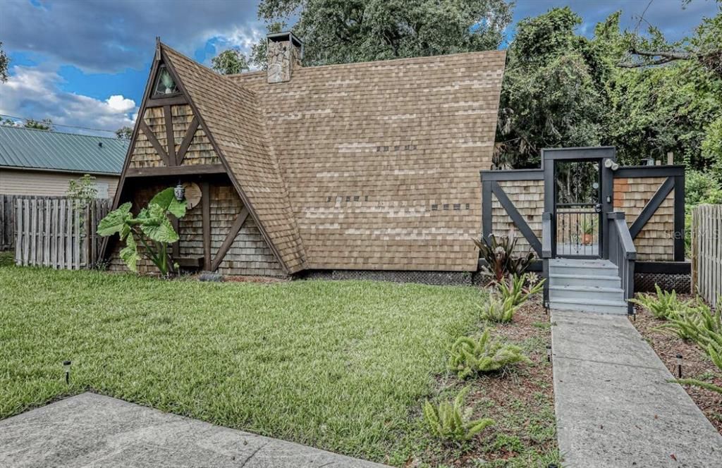 9607 N CONNECHUSETT ROAD, Tampa, FL 33617