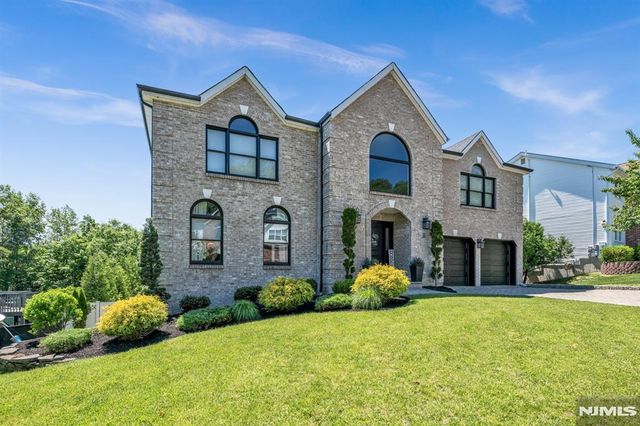22 Fox Boro Road, Wayne, NJ 07470