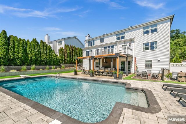 22 Fox Boro Road, Wayne, NJ 07470