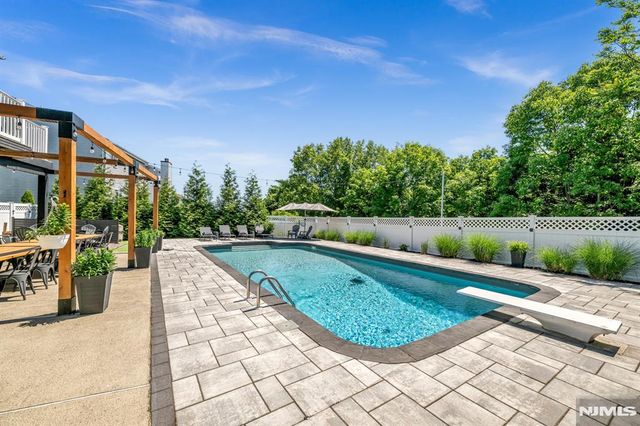 22 Fox Boro Road, Wayne, NJ 07470