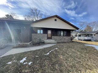 336 E Wisconsin AVENUE, Pewaukee, WI 53072