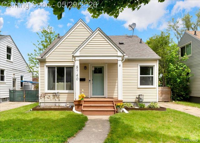 8740 Saratoga Street, Oak Park, MI 48237