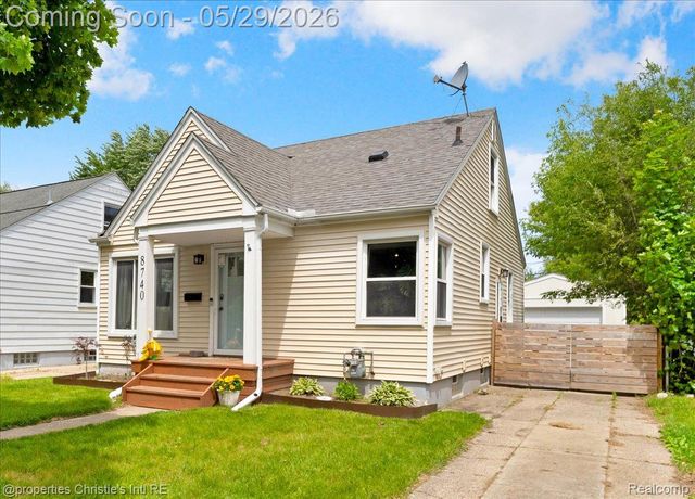 8740 Saratoga Street, Oak Park, MI 48237