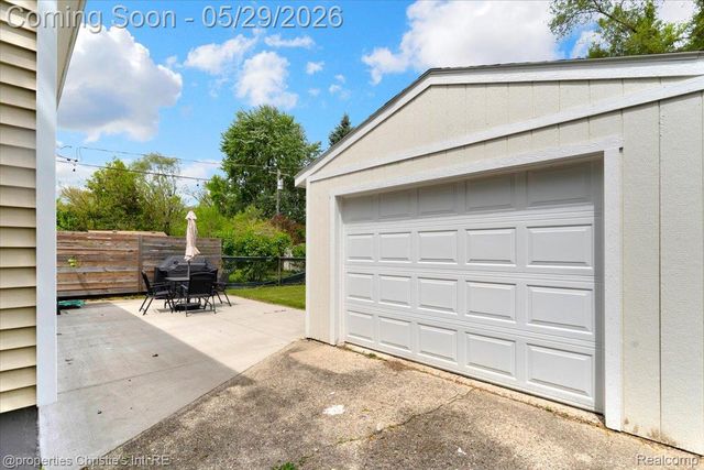 8740 Saratoga Street, Oak Park, MI 48237