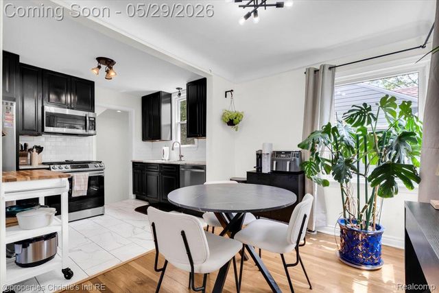 8740 Saratoga Street, Oak Park, MI 48237
