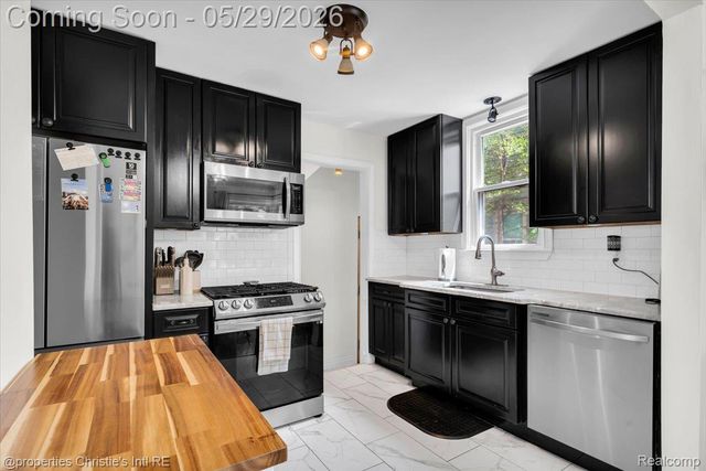 8740 Saratoga Street, Oak Park, MI 48237