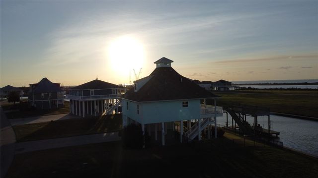 1913 Laguna Harbor Cove Boulevard, Port Bolivar, TX 77650
