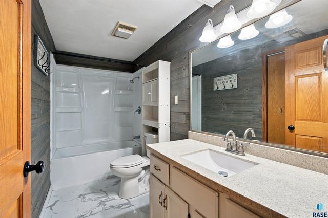 6219 W Coughran Ct Court, Sioux Falls, SD 57106