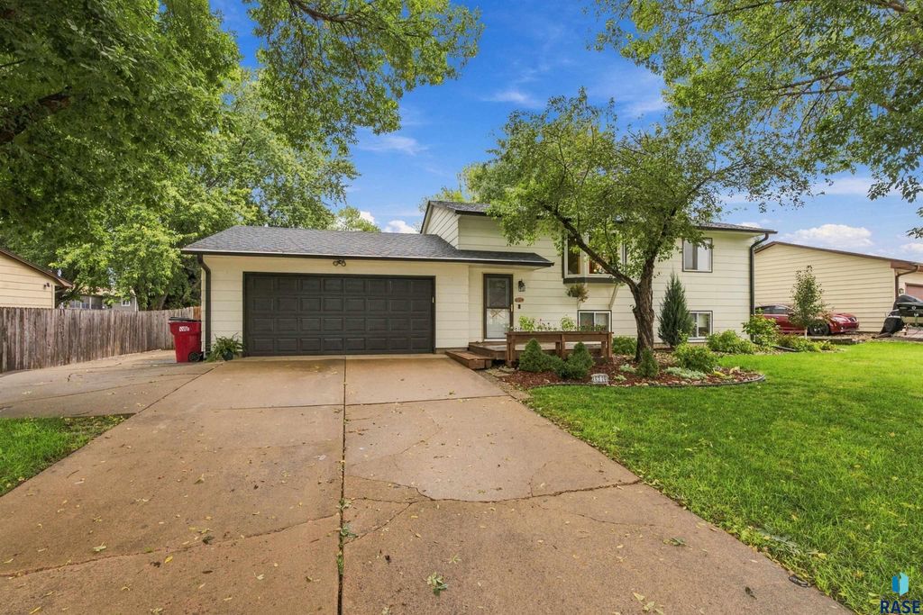 6219 W Coughran Ct Court, Sioux Falls, SD 57106