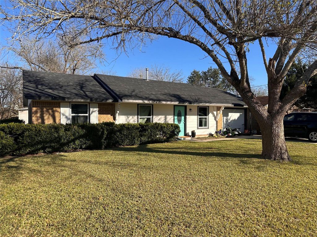 1204 Aransas ST, Lockhart, TX 78644