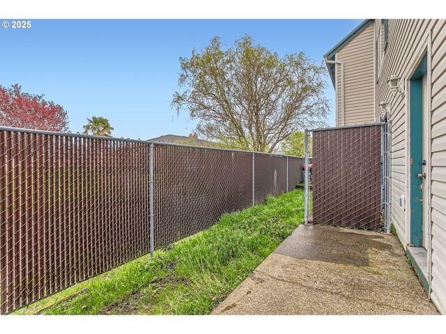 2501 E 2ND St, Newberg, OR 97132