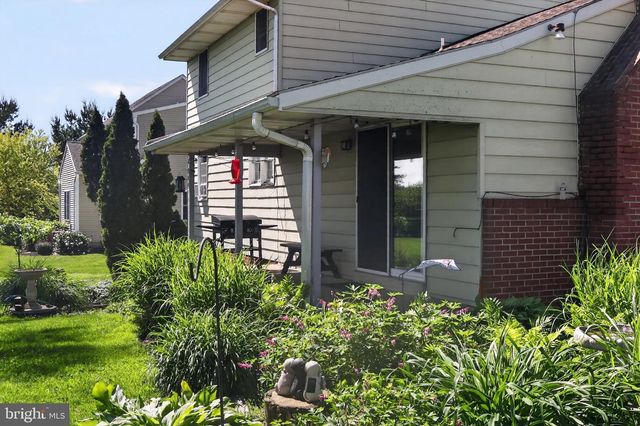 1106 VILLAGE RD, Lancaster, PA 17602
