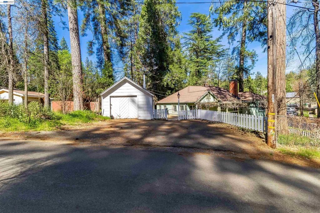 Image 2 of property listing at 11896 Nancy Ln, Grass Valley, CA 95945