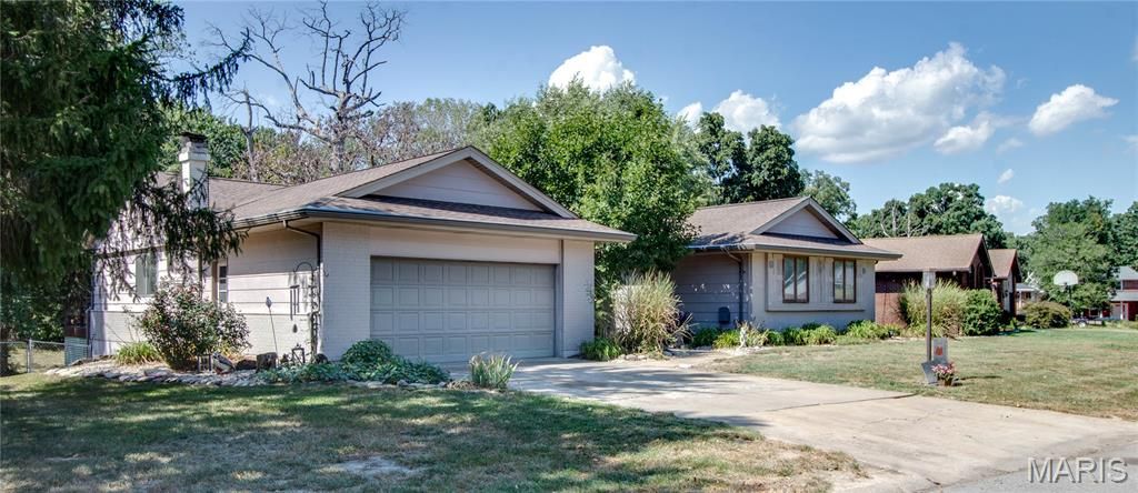 Image 2 of property listing at 5400 Dixon Drive, Godfrey, IL 62035