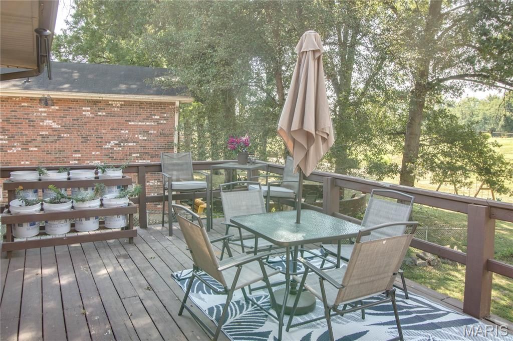Image 15 of property listing at 5400 Dixon Drive, Godfrey, IL 62035