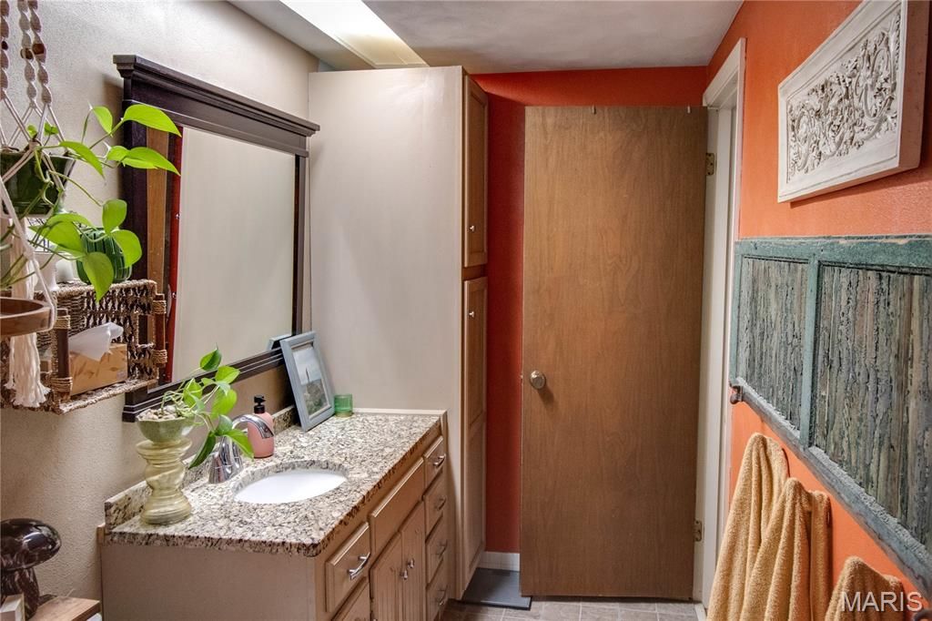 Image 20 of property listing at 5400 Dixon Drive, Godfrey, IL 62035