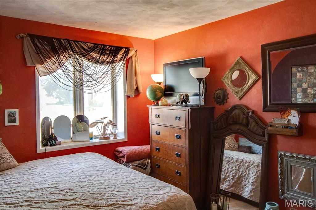 Image 27 of property listing at 5400 Dixon Drive, Godfrey, IL 62035