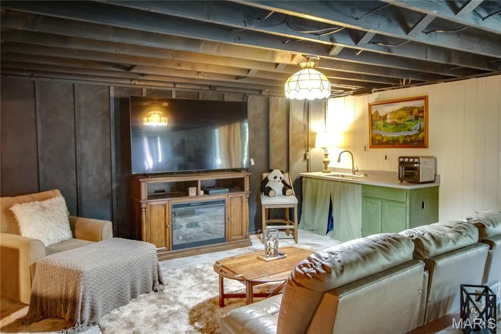 Image 30 of property listing at 5400 Dixon Drive, Godfrey, IL 62035