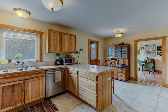 402 2nd Avenue N, Clyde Park, MT 59018