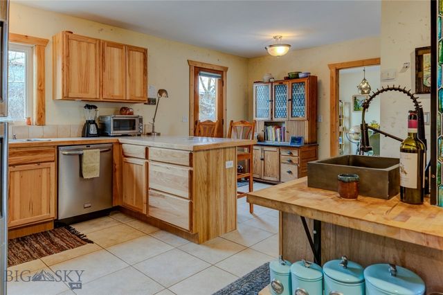 402 2nd Avenue N, Clyde Park, MT 59018