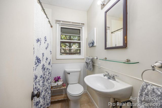 2911 Foster Avenue NE, Grand Rapids, MI 49505