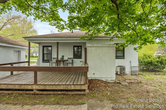 2911 Foster Avenue NE, Grand Rapids, MI 49505
