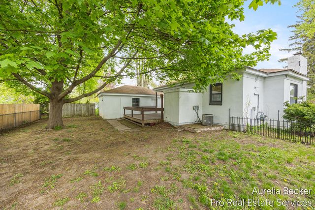 2911 Foster Avenue NE, Grand Rapids, MI 49505