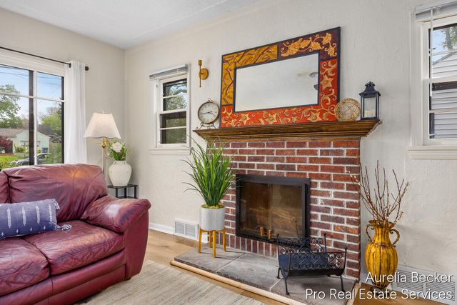 2911 Foster Avenue NE, Grand Rapids, MI 49505