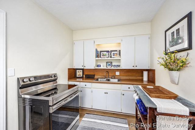 2911 Foster Avenue NE, Grand Rapids, MI 49505