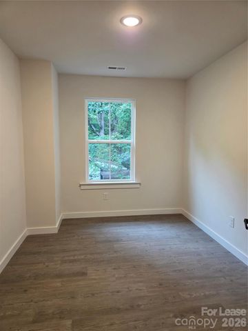 104 10th Avenue SE, Hickory, NC 28602