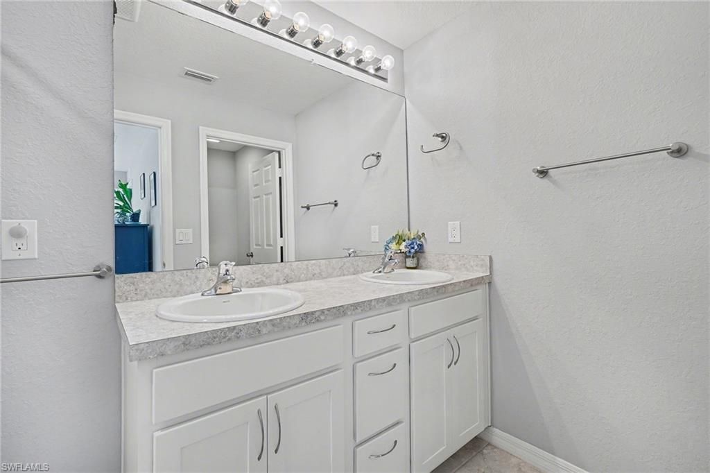 Image 15 of property listing at 2725 NW 19th PL, Cape Coral, FL 33993