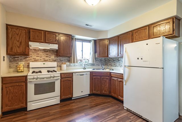 17490 W Chestnut Lane 10D, Gurnee, IL 60031