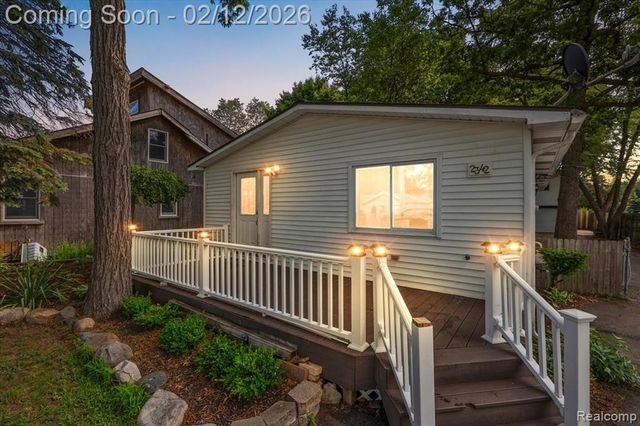 2342 Hartford Avenue, Waterford, MI 48327