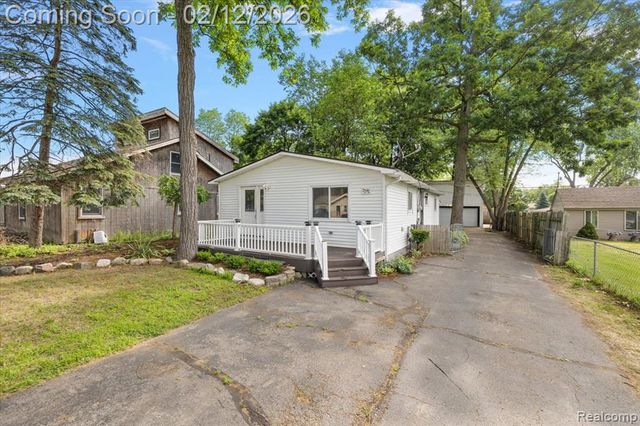 2342 Hartford Avenue, Waterford, MI 48327