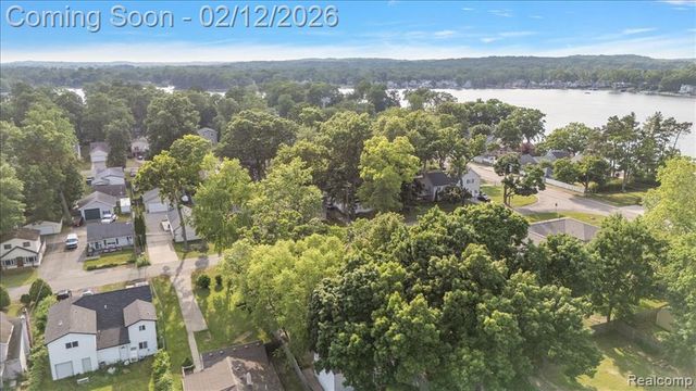 2342 Hartford Avenue, Waterford, MI 48327