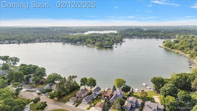 2342 Hartford Avenue, Waterford, MI 48327