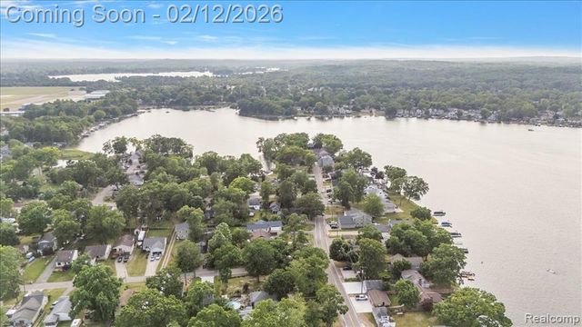 2342 Hartford Avenue, Waterford, MI 48327