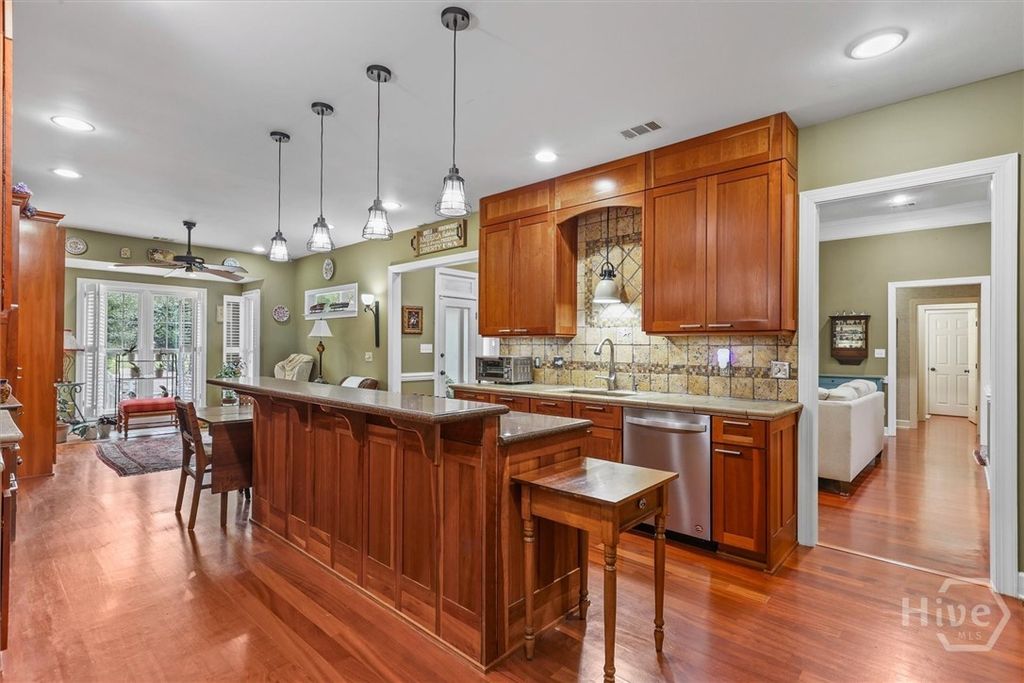 Image 41 of property listing at 105 Baymeadow Point, Savannah, GA 31405