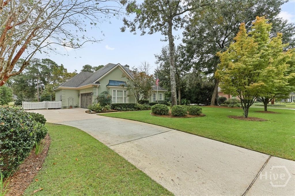 Image 5 of property listing at 105 Baymeadow Point, Savannah, GA 31405