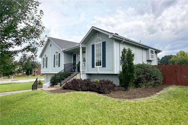 700 NE Hunters Ridge, Lee's Summit, MO 64086