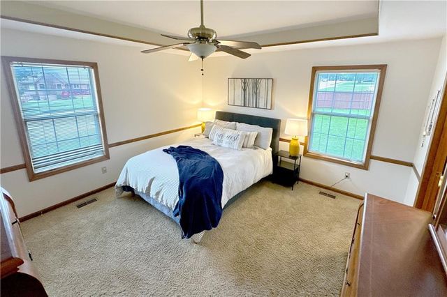 700 NE Hunters Ridge, Lee's Summit, MO 64086