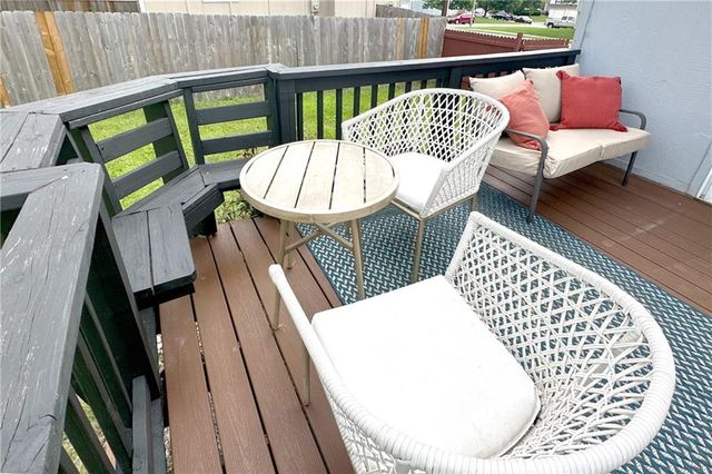 700 NE Hunters Ridge, Lee's Summit, MO 64086