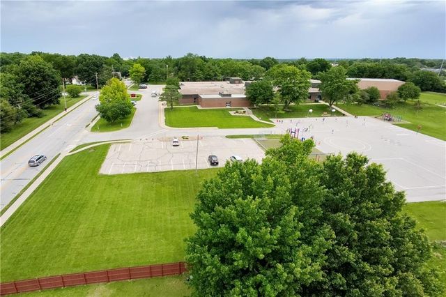 700 NE Hunters Ridge, Lee's Summit, MO 64086
