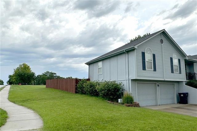 700 NE Hunters Ridge, Lee's Summit, MO 64086
