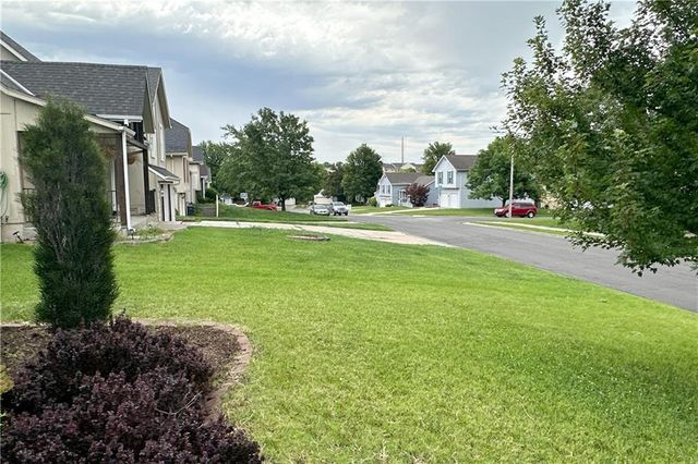 700 NE Hunters Ridge, Lee's Summit, MO 64086