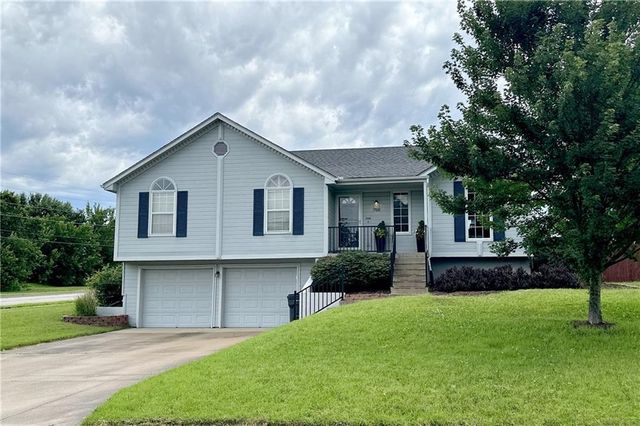 700 NE Hunters Ridge, Lee's Summit, MO 64086