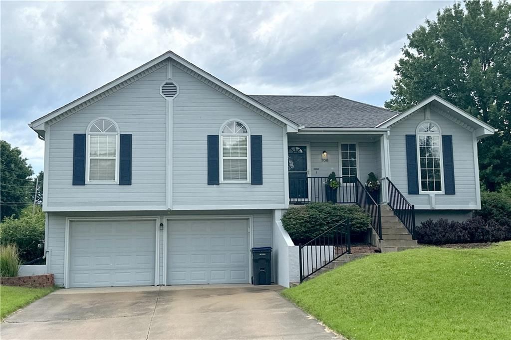 700 NE Hunters Ridge, Lee's Summit, MO 64086