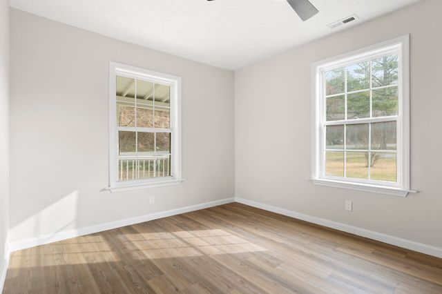 102 W Schmitt Road, Rossville, GA 30741